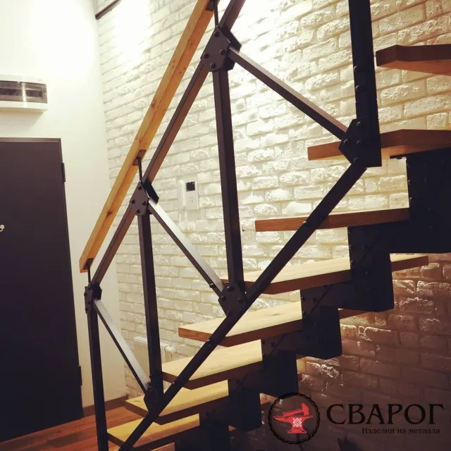 Интерьерная лестница "Wooden" на монокосоуре