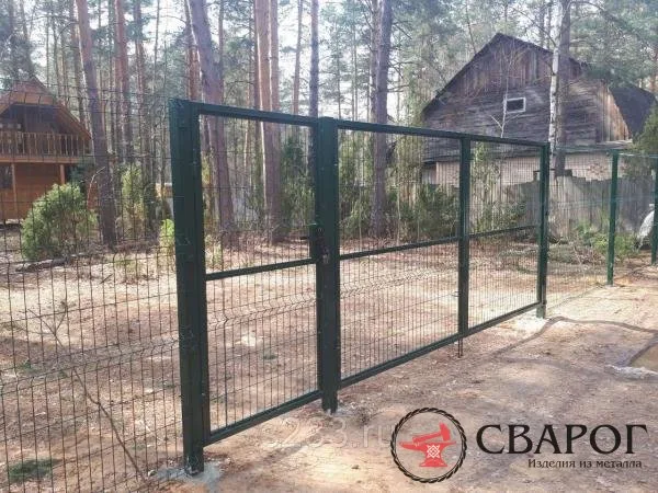 Распашные ворота из 3Д сетки с калиткой