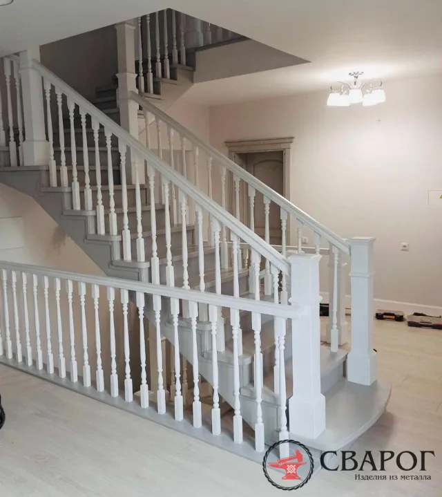 Отделка лиственницей бетонной лестницы в стиле борокко