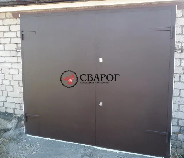 Гаражные распашные ворота с калиткой