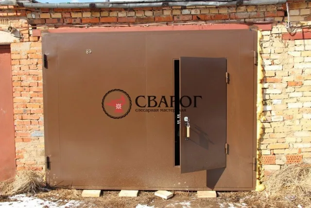 Гаражные распашные ворота с калиткой