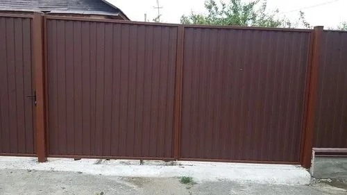 Ворота распашные из профнастила в рамке