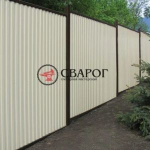 Ограждение из профлиста на ямочном фундаменте