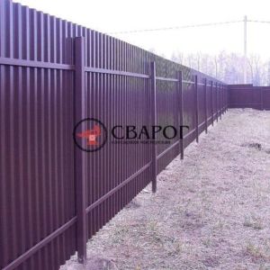 Ограждение из профнастила коричневого цвета