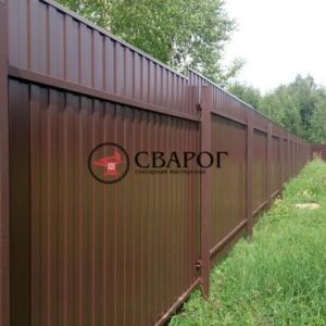 Ограждение коричневого цвета