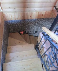 Металлическая лестница в дом с элементами ковки фото 3