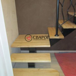Комбинированная стальная лестница на центральной балке
