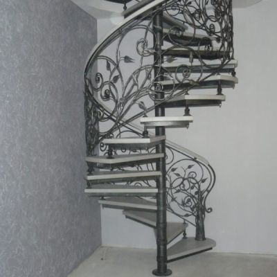 Красивая винтовая лестница с коваными перилами фото1