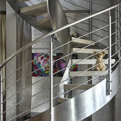 Винтовая лестница с перилами из нержавеющей стали