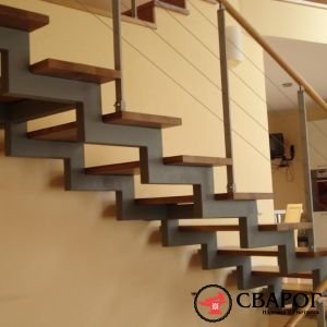 Простая лестница на двух ломанных косоурах фото3