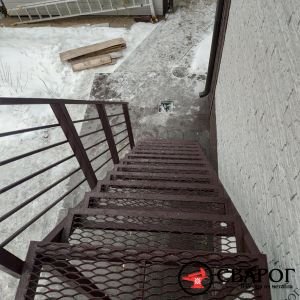 Лестница уличная с площадкой фото 3