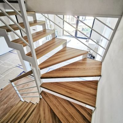 Купить деревянную лестницу на второй этаж для дачи