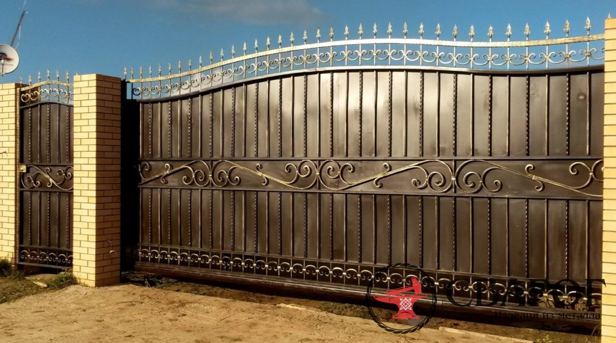 Ворота металлические с коваными элементами