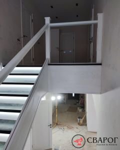 Белая лестница Дуглас с черными степенями фото2