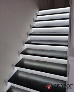 Белая лестница Дуглас с черными степенями фото5