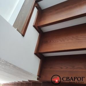 П-образная лестница Руан с деревянными перилами фото4