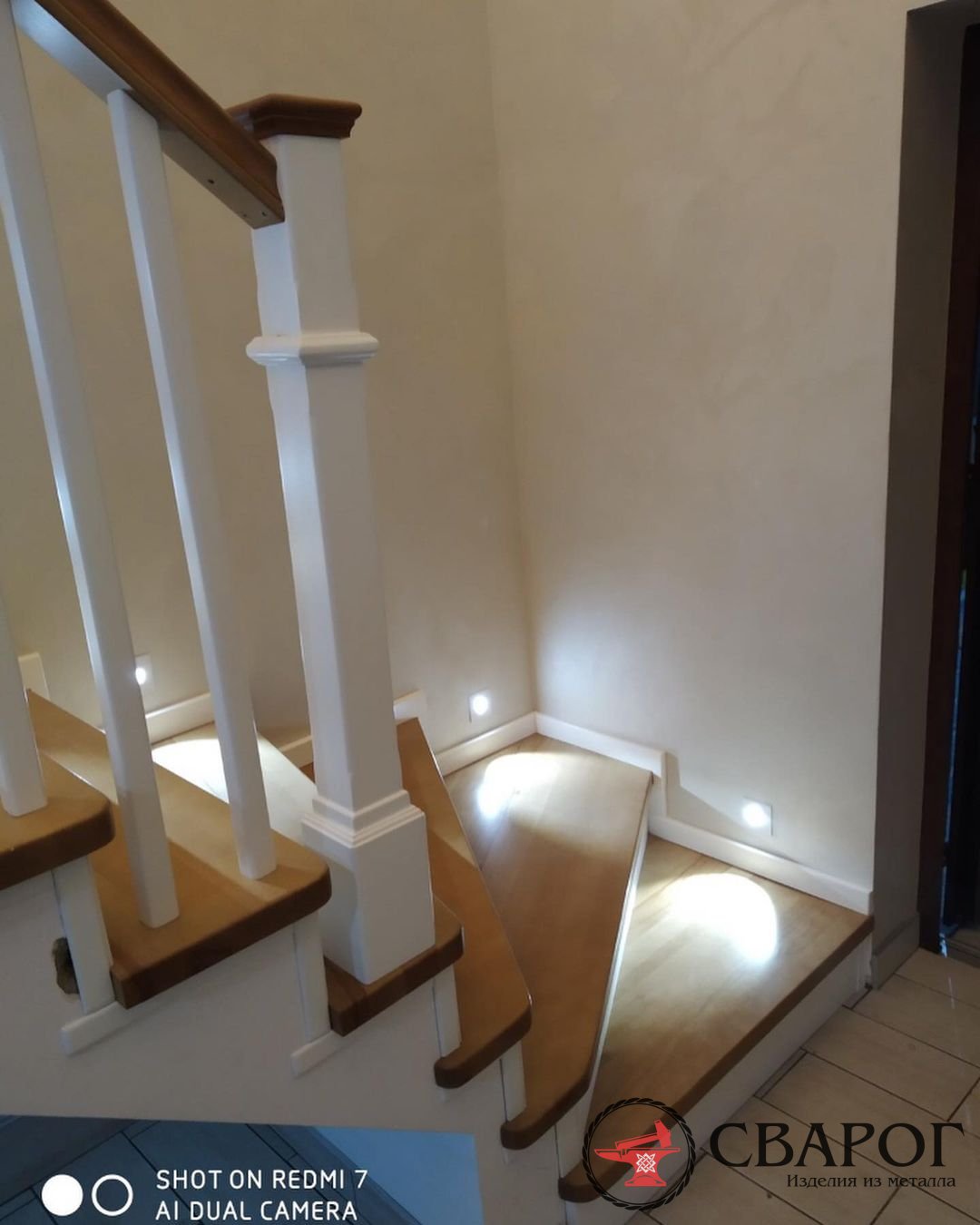 Поворотная лестница Виши с забежными ступенями фото1
