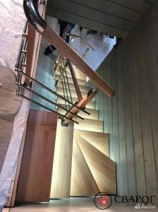 Поворотная лестница на косоурах с забежными ступенями фото5