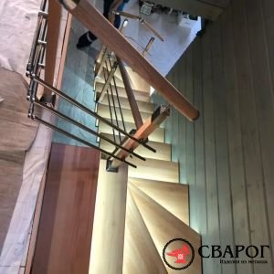 Поворотная лестница на косоурах с забежными ступенями фото5