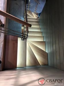 Поворотная лестница на косоурах с забежными ступенями фото2