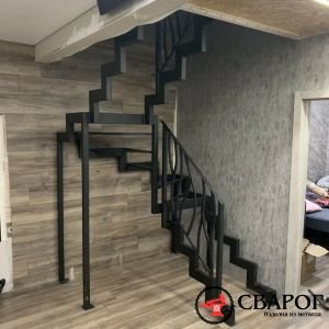 Каркас лестницы с забежными ступенями на косоуре фото5