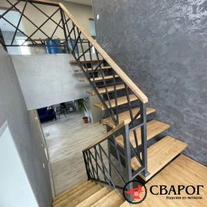 Компактная лестница на монокосоуре с площадкой фото4