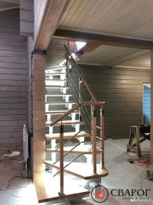 Поворотная лестница на косоурах с забежными ступенями фото3