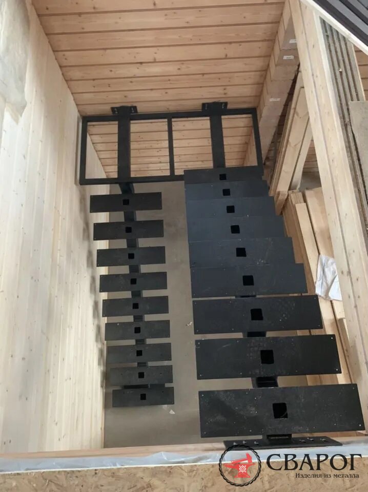 Металлокаркас лестницы на монокосоуре с площадкой фото1