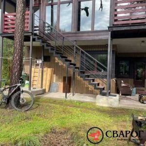 Уличная прямая лестница на двух косоурах фото1