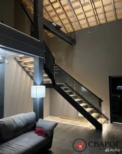 Лестница с площадкой и стеклянными перилами