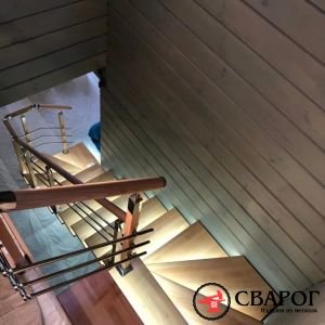 Поворотная лестница на косоурах с забежными ступенями фото1