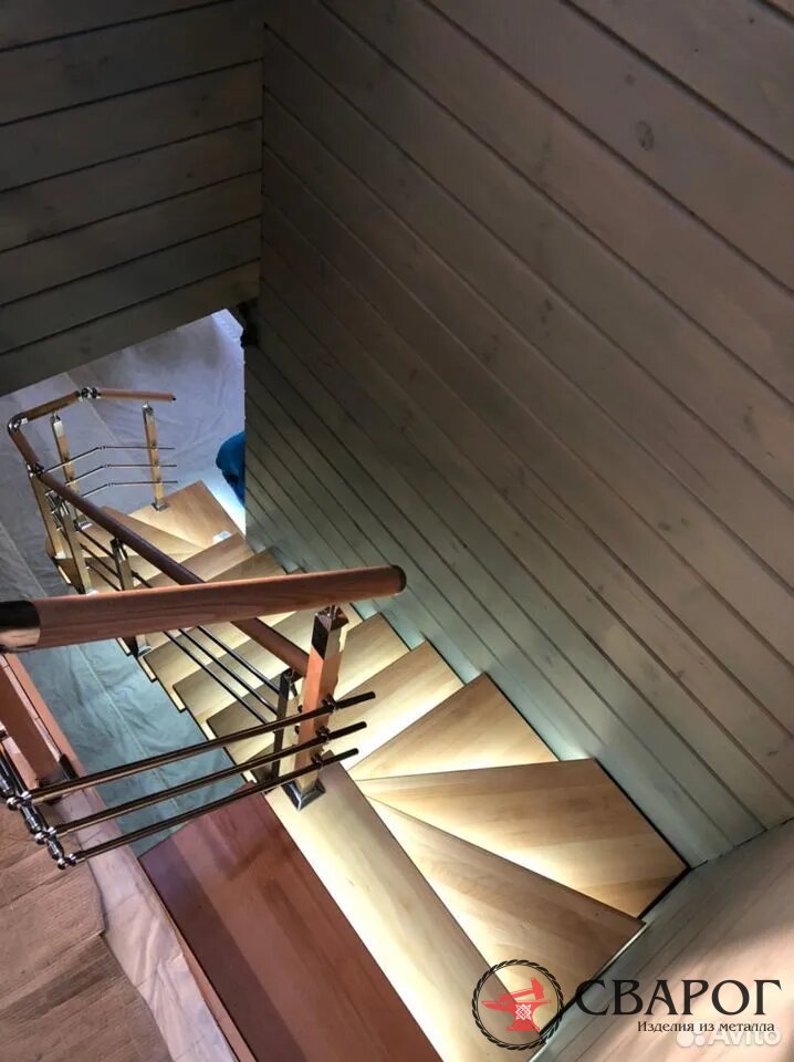 Поворотная лестница на косоурах с забежными ступенями фото1