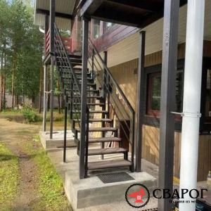 Уличная прямая лестница на двух косоурах фото4