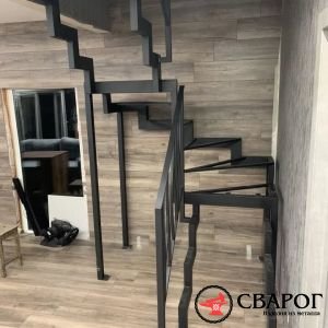 Каркас лестницы с забежными ступенями на косоуре фото3