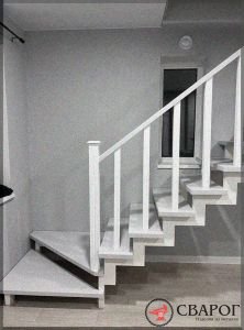 Белая лестница на косоурах с забежными ступенями "Бургос"фото4