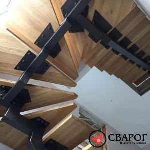 Лестница п-образная на второй этаж на монокосуоре