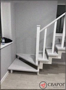 Белая лестница на косоурах с забежными ступенями "Бургос"фото3