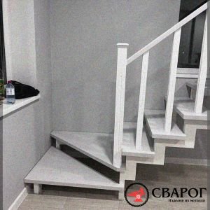 Белая лестница на косоурах с забежными ступенями "Бургос"фото3