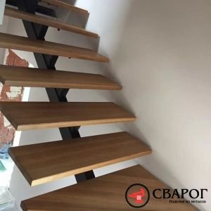 Лестница п-образная на второй этаж на монокосуоре фото2
