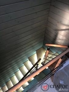 Поворотная лестница на косоурах с забежными ступенями фото4
