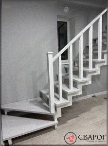 Белая лестница на косоурах с забежными ступенями "Бургос"фото1