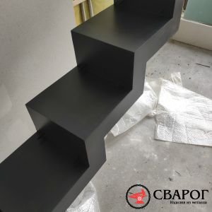 Металлическая лестница на ломанном монокосоуре из листа "Свег"фото5