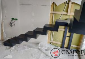 Металлическая лестница на ломанном монокосоуре из листа "Свег"фото4