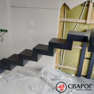 Металлическая лестница на ломанном монокосоуре из листа "Свег"фото4