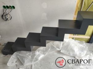 Металлическая лестница на ломанном монокосоуре из листа "Свег"фото3