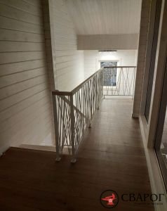 Белая декоративная лестница на мансарду"Сплит" фото9