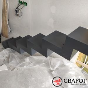 Металлическая лестница на ломанном монокосоуре из листа "Свег"фото2