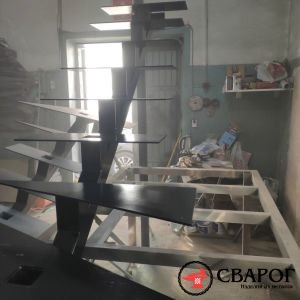 Каркас лестницы на монокосоуре с забежными ступенями фото8