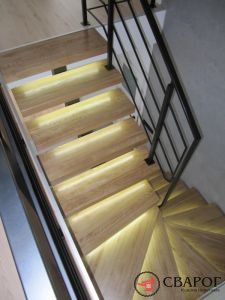 Металлическая лестница на монокосоуре с подсветкой "Олбия"фото1