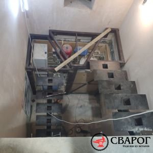 Металлокаркас лестницы на монокосоуре с площадкой в дом фото4